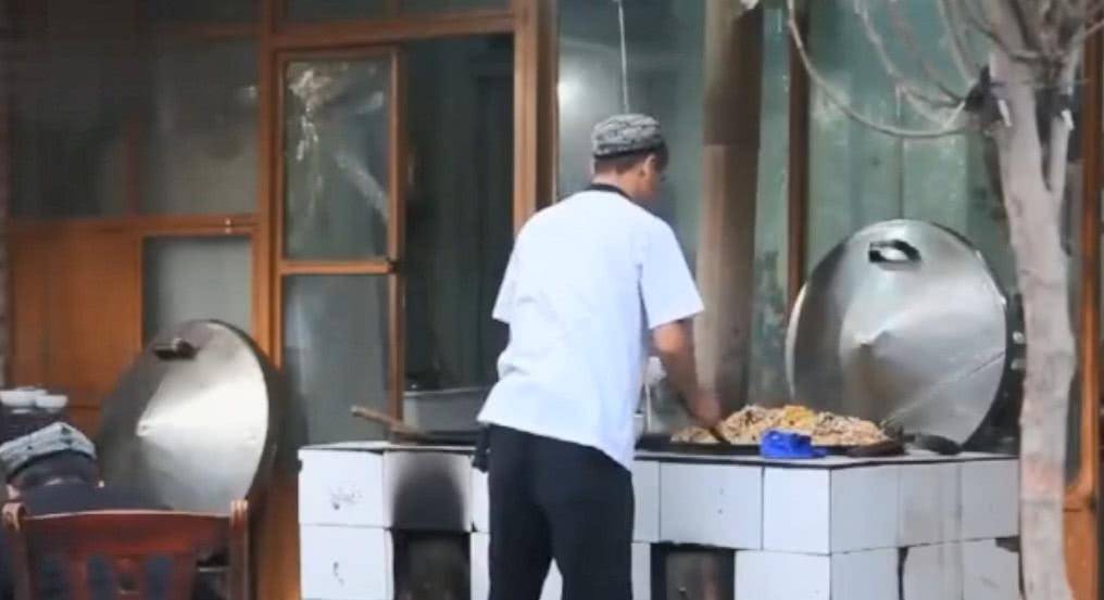 颜色|新疆人的一天从大碗手抓饭开始，大块的羊肉不愧为“十全大补饭”