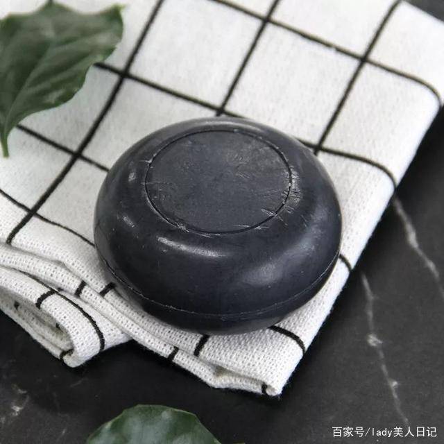 因为|26岁昆凌美背撩人，上万衣裙藏不住凹凸感，俩娃妈不简单