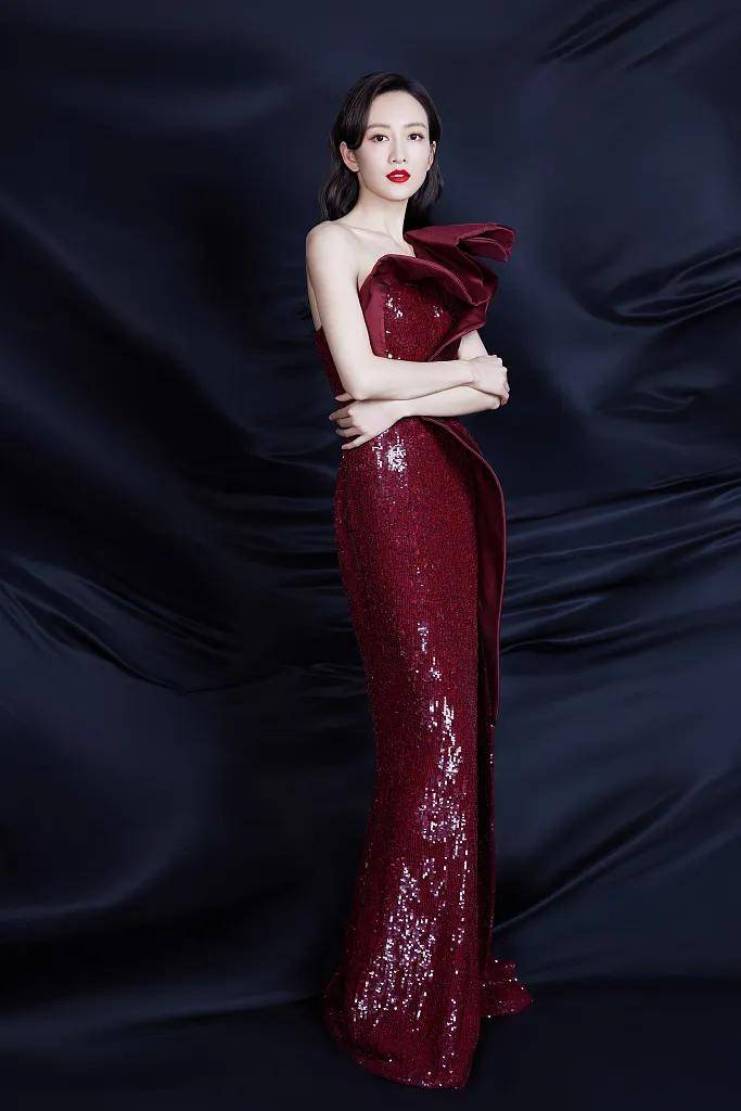 王鸥穿红色鱼尾裙秀魔鬼身材雪白肌肤太性感撩人