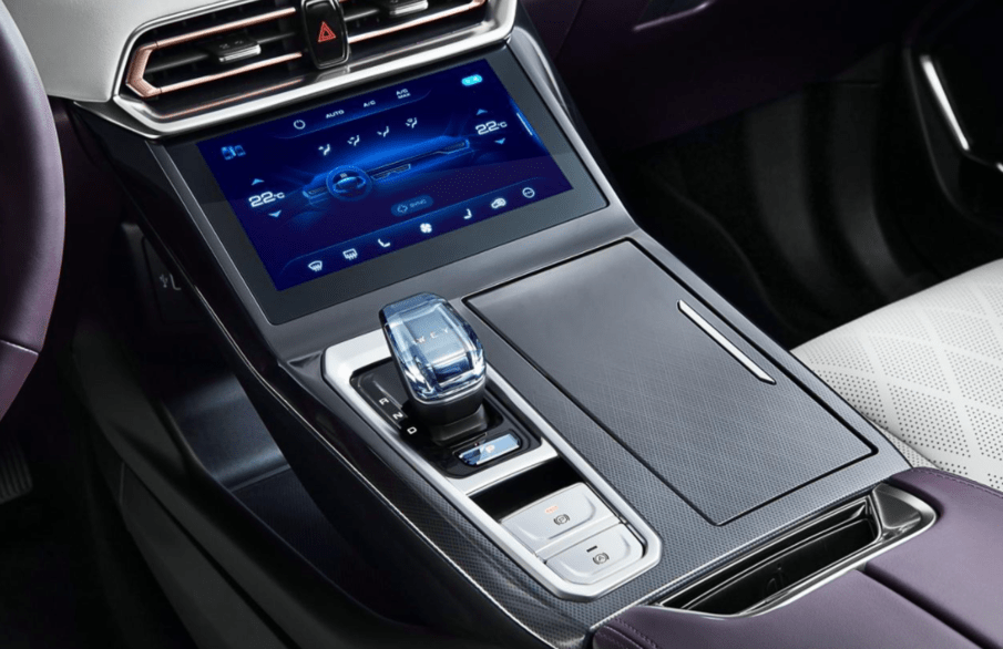 铁既|主打豪华科技，内饰四屏联动，WEY拿铁要来了