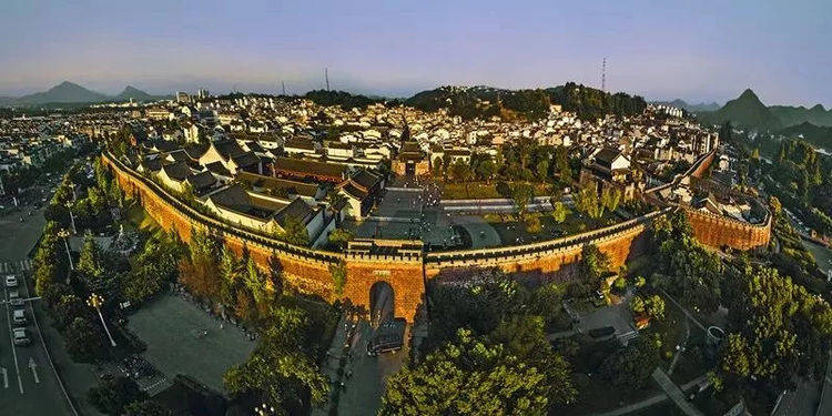 徽州古城：是我国四大古城之一，具有独特的“城套城”风格