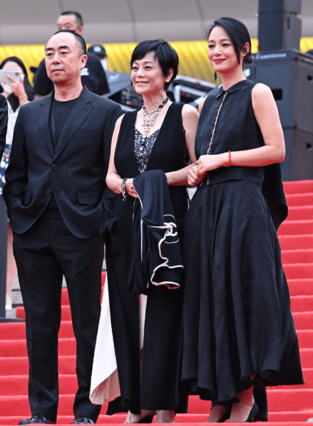 显得|周韵真给姜文长脸，一袭无袖套裙走红毯，穿出满满的格调与高级感