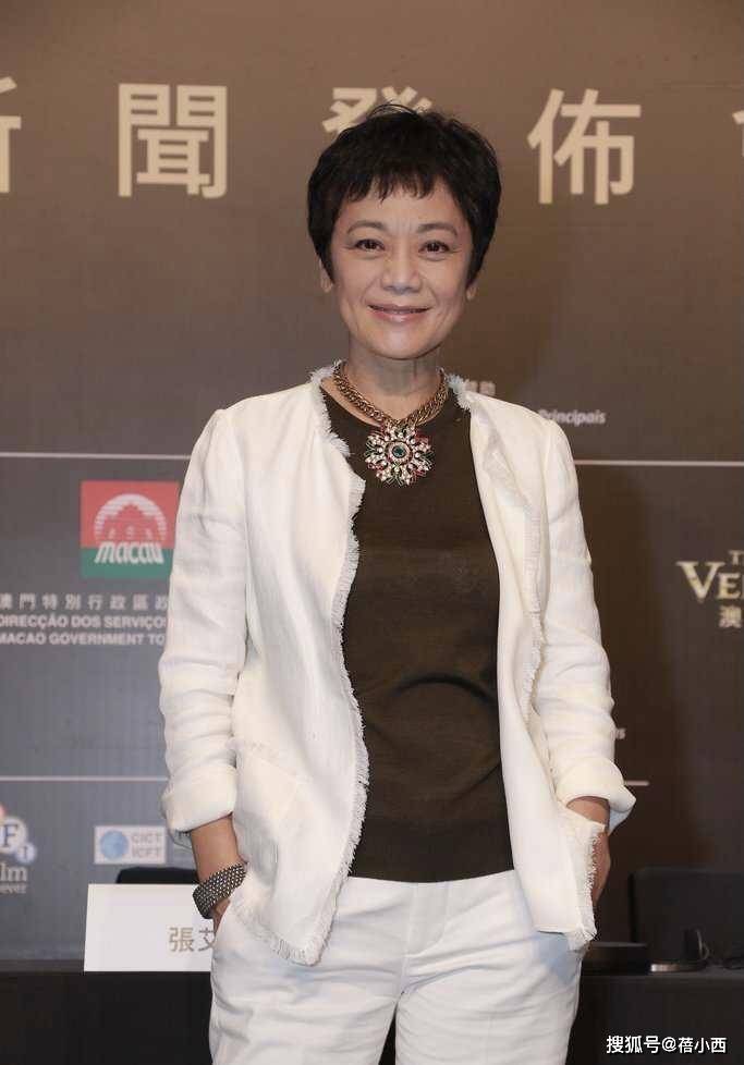 活动|张艾嘉的原装五官老得真实，穿无袖上衣配牛仔裤亮相，打扮好精致