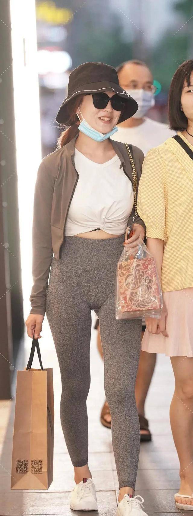 下半身|身材修长的打底裤美女，秀出了俏丽大方的美，格外美丽