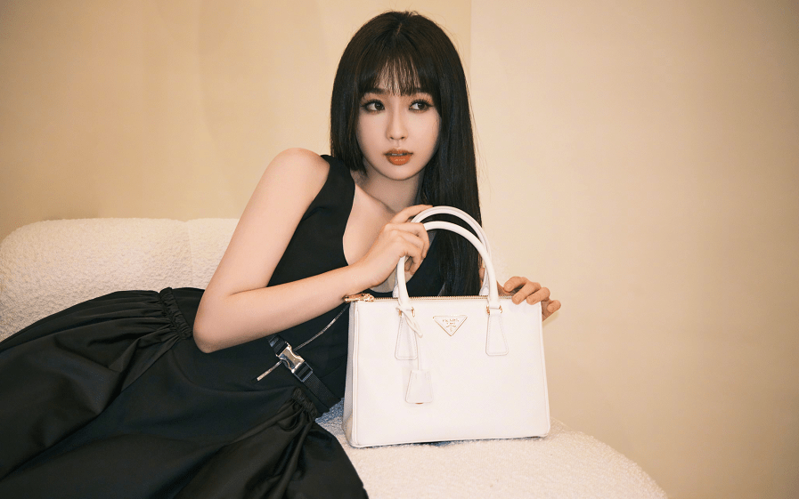 公众|虞书欣现在玩的真开心，在公众平台晒湿发大片，衣服贴身更显曲线