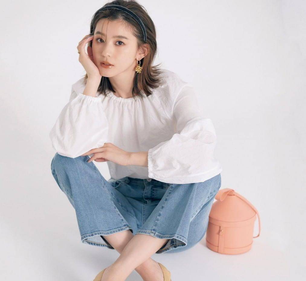 样式|“长直袖”衬衫太普通，“泡泡袖”衬衫超好看，复古又有女人味
