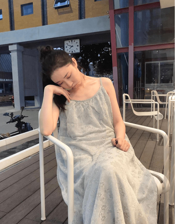 关系|单方面官宣与霍尊关系的她,私下穿的又纯又欲,婚纱也漂亮