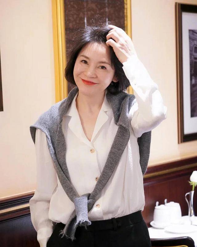 魅力|50岁妈妈辈的优雅穿搭，成熟知性更有女人味，温柔减龄不失时尚