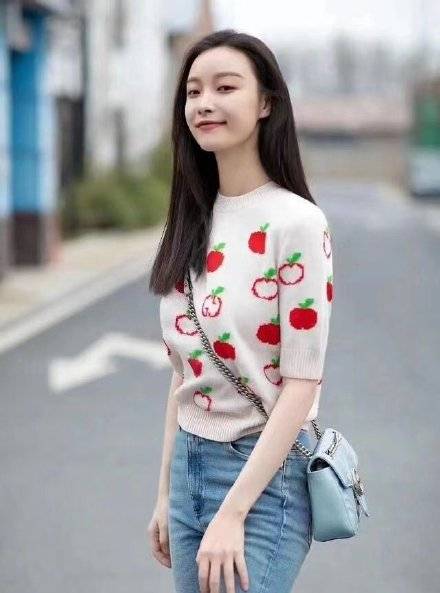 身材|33岁倪妮晒生日照，穿宽松T恤配短裤少女感十足，羞涩的笑容好美
