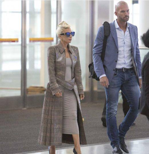 Gaga|Lady Gaga终于丢掉了20cm的战靴和蛇皮袋紧身裙，好好穿衣很范儿