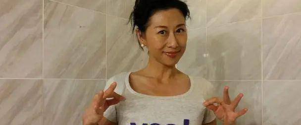 漂亮|叶倩文赶回家给林子祥过生，满脖子的皱纹，不漂亮但老的真实！