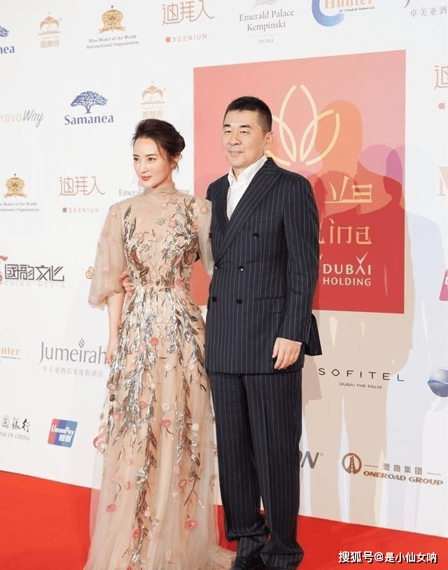 设计|蒋勤勤又轻松美出圈了,一袭露肩连衣裙,“老戏骨”让小花们自卑