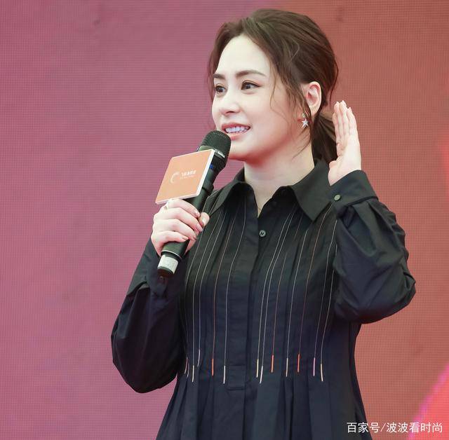 黑色|姐妹再次同框，阿娇身材发福穿衬衫裙像孕妇，被阿Sa瞬间秒杀