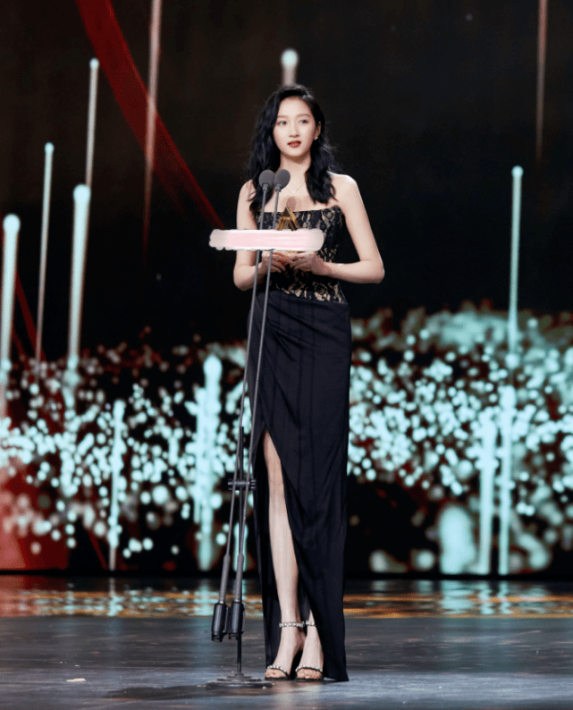 魅力|有种“怕冷”叫关晓彤,跨年穿羽绒服亮相,却意外美成全场焦点