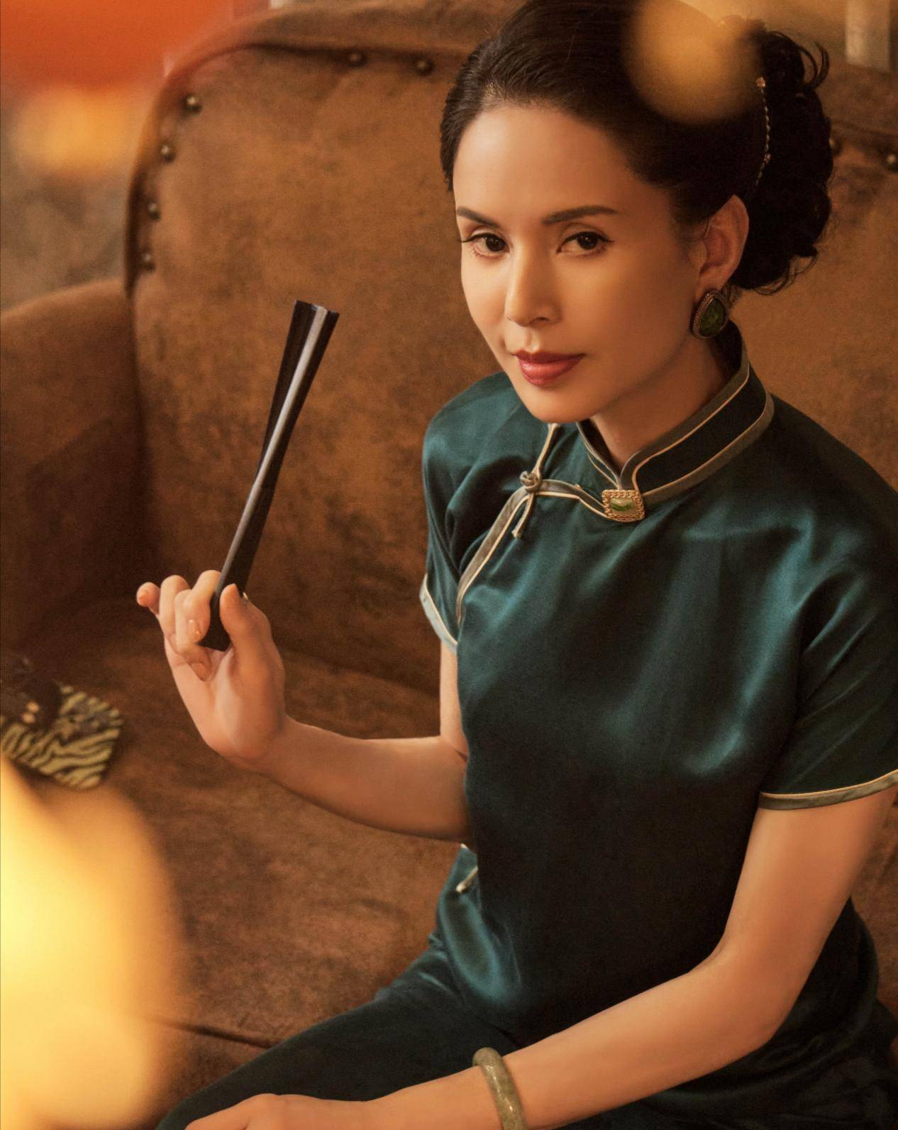 身材|被李若彤的旗袍造型惊艳到了,54岁身材依旧婀娜迷人,气质没谁了