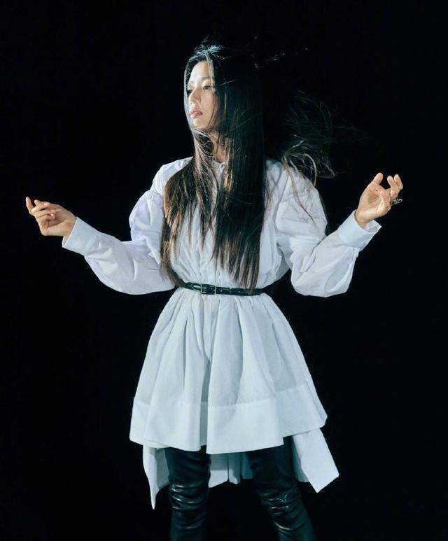 女神|二胎后的全智贤高调出现,红唇黑裙穿出千颂伊气场,粗壮手臂抢眼