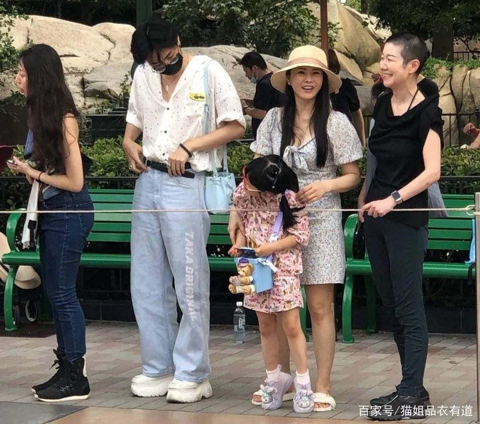 显得|53岁伊能静带娃游玩，素颜穿碎花裙好减龄，每年百万护肤费花得值