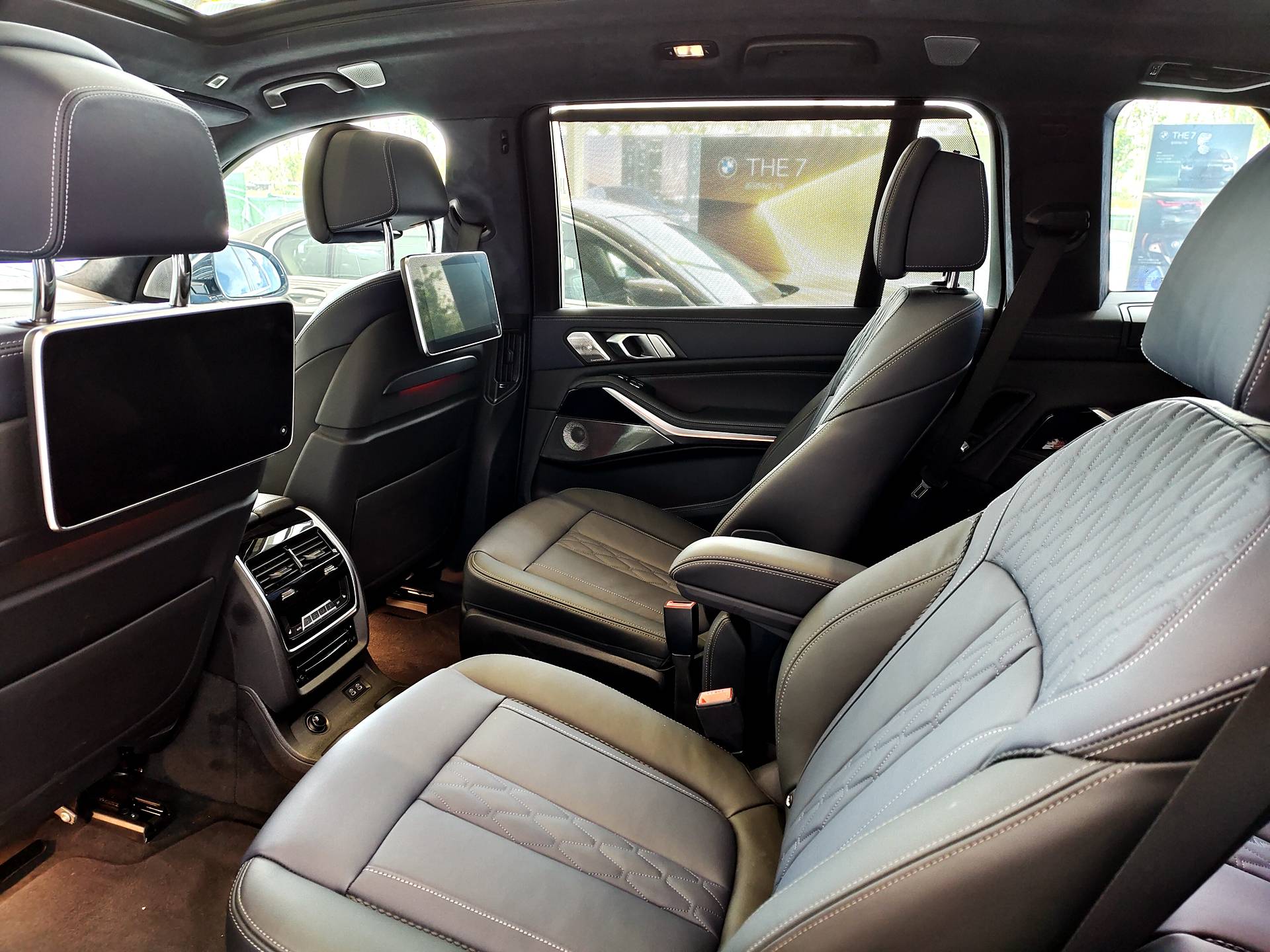 4.4t动力加持 实拍宝马x7顶配m50i 不怒自威