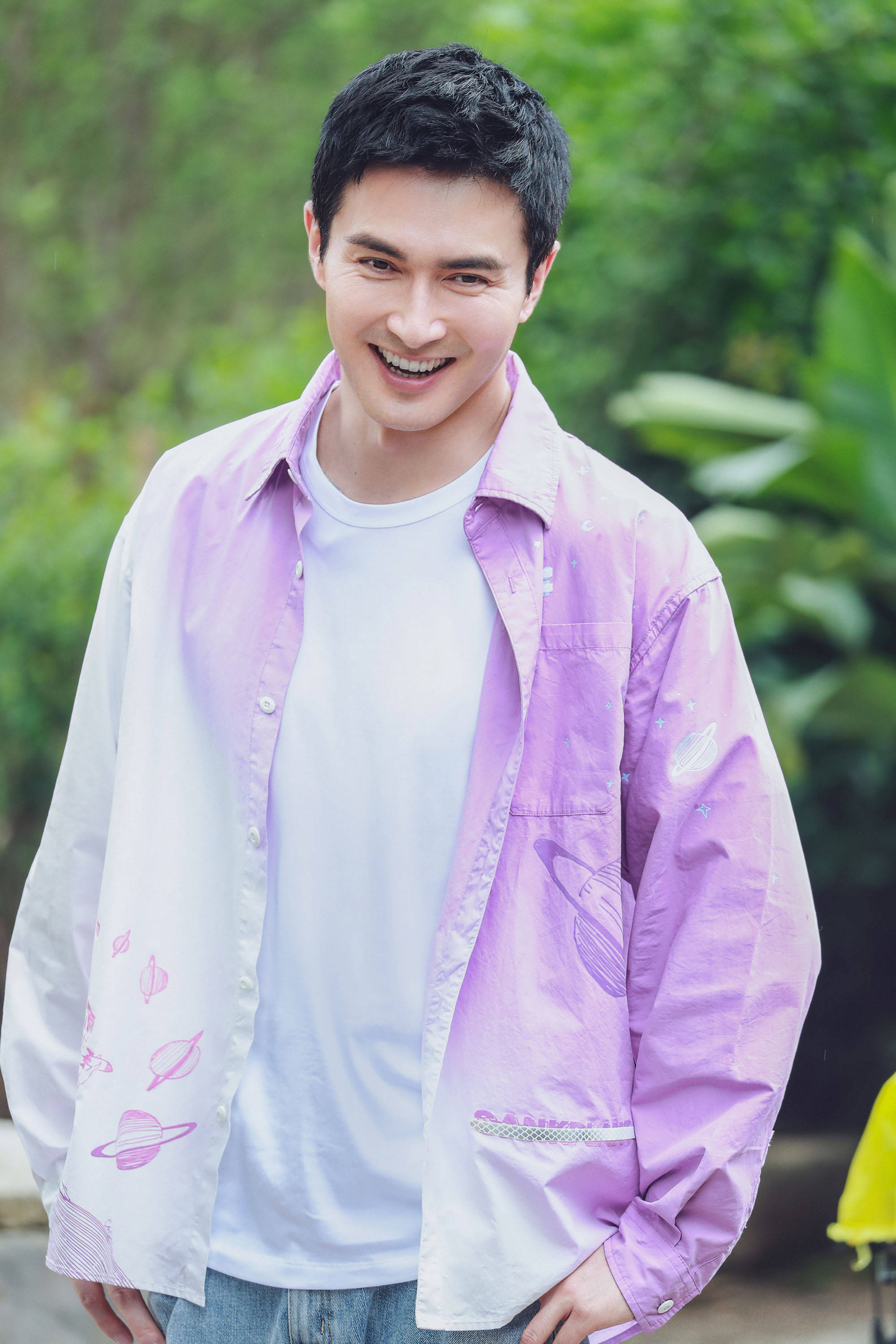 整体|高伟光衣品够独特,牛仔外套造型潮流范十足,这大长腿真令人羡慕