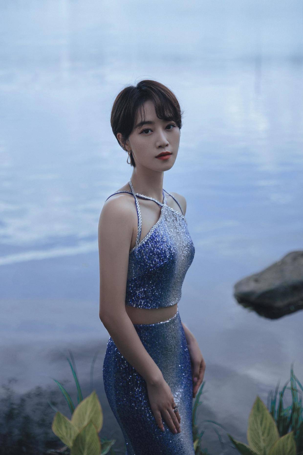 丰盈|没想到蓝盈莹身材这么好，穿黑色修身吊带裙成熟精致，曲线丰盈