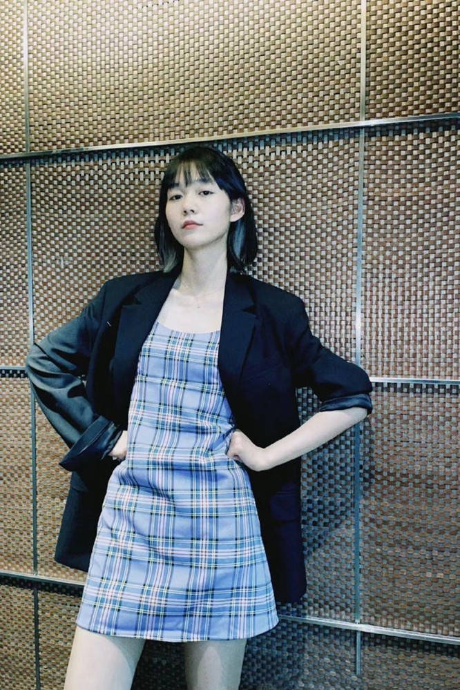 形象|张碧晨穿格纹裙太俏皮，看着不像是当妈的人，倒像是小姑娘