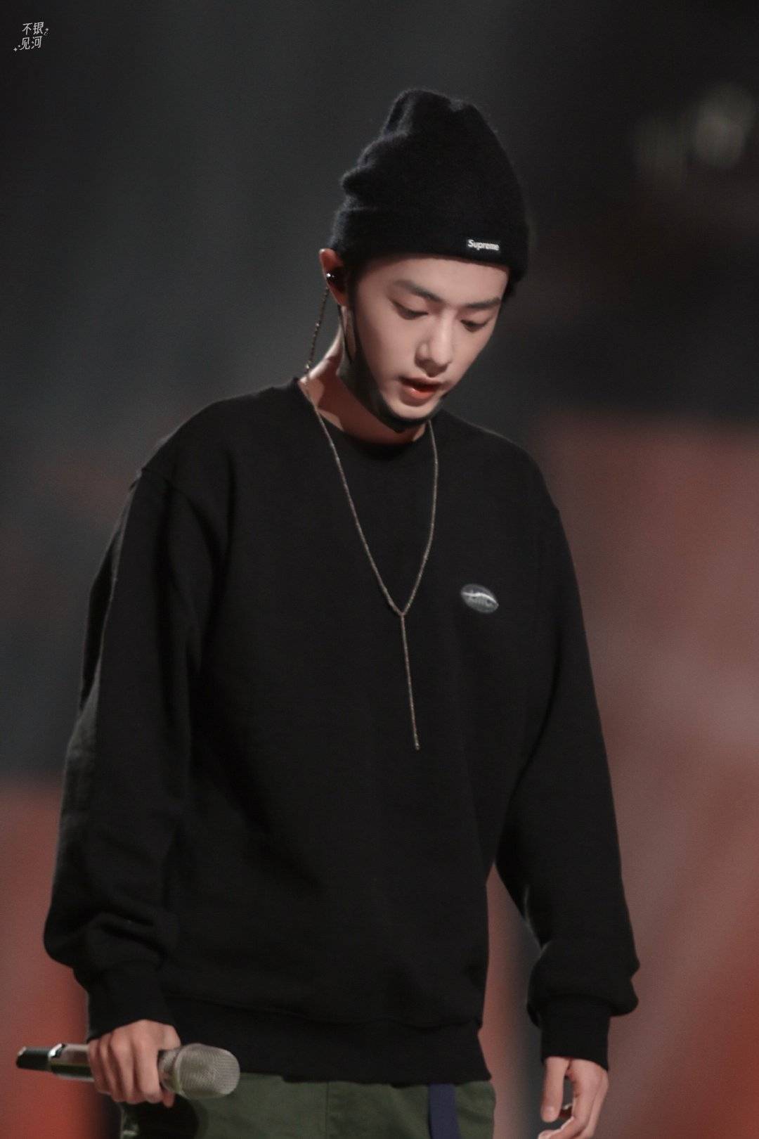 黑色|肖战罕见黑色老头帽造型,慵懒风很适合