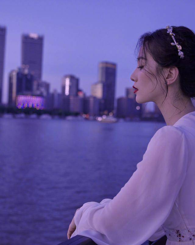 身材|这才是仙女吧!33岁刘诗诗一袭白色纱裙优雅梦幻,生图美到冒泡