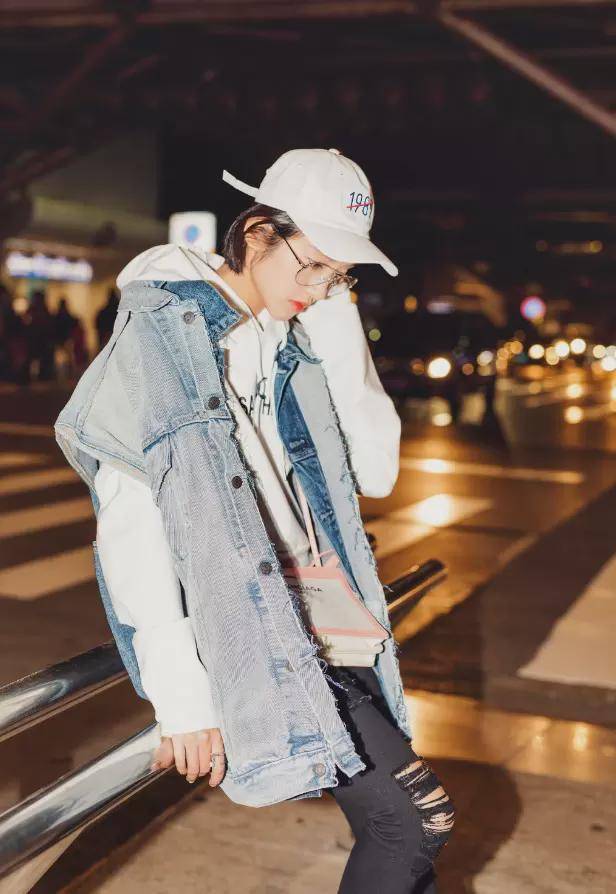 唐艺昕穿牛仔背心搭配卫衣穿搭休闲又潮流