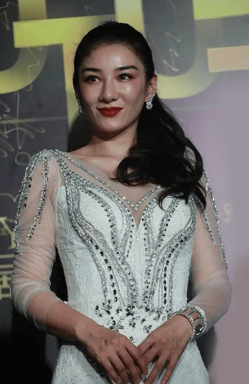 青春|黄奕气质是真好！浓妆艳抹也丝毫不显老，反而愈发青春洋溢