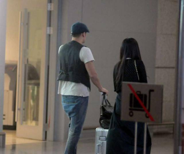 邵兵|邵兵妻子挺文艺，黑白穿搭看着都很艺术，淡妆也能看出肌肤有多好