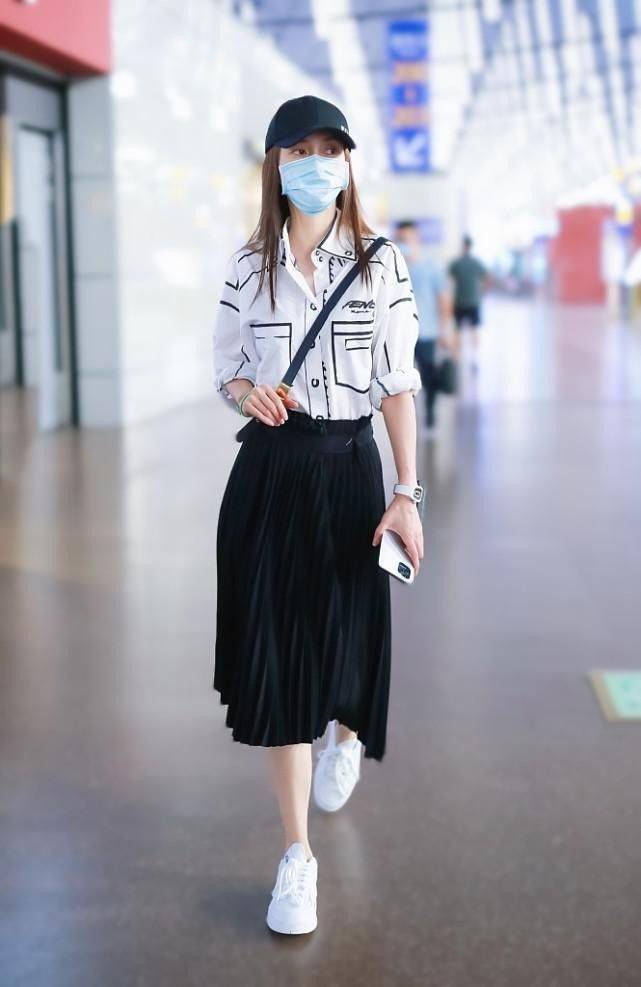 邵兵|邵兵妻子挺文艺，黑白穿搭看着都很艺术，淡妆也能看出肌肤有多好