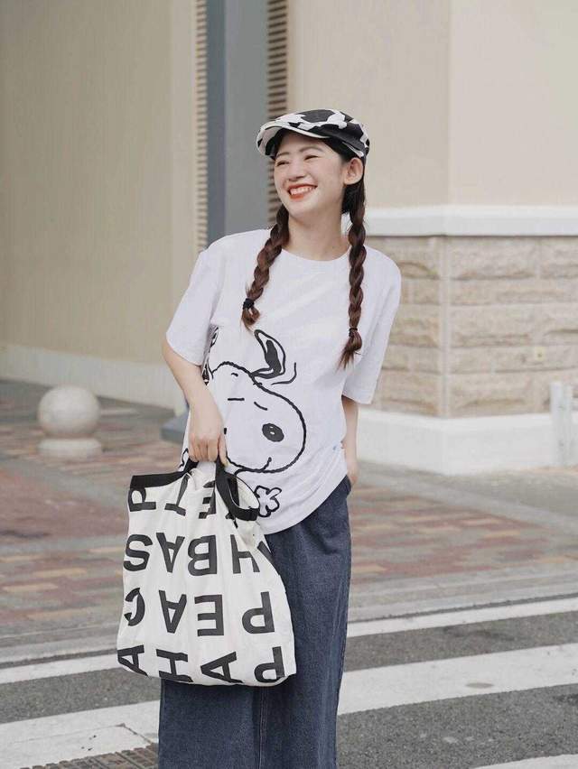 个性|秋季的穿搭小心机,印花T恤搭配牛仔裤半身裙,小个子显高显瘦