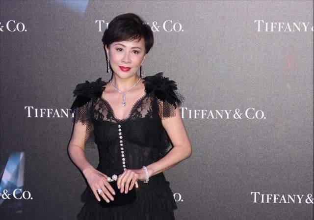身材|刘嘉玲保养得真好，穿白色修身礼裙优雅端庄，55岁还有少女身材