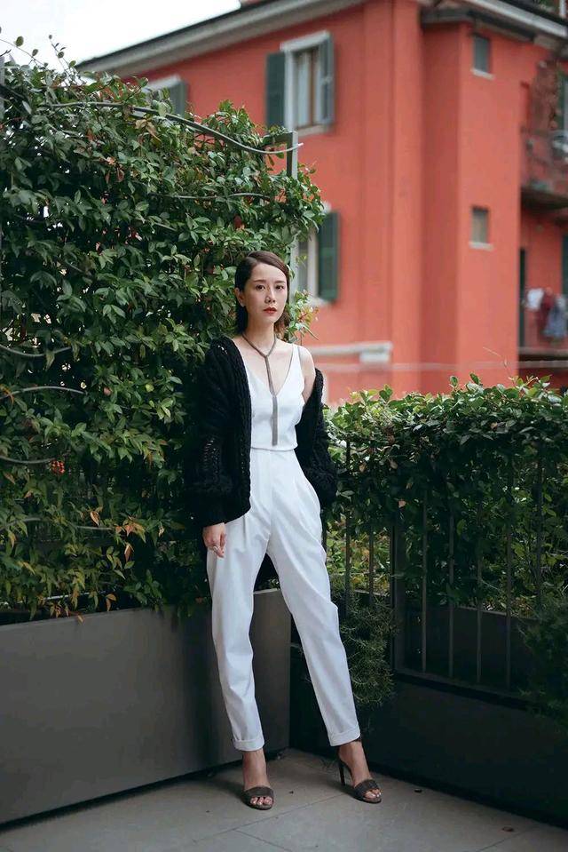 黑色|海清一身黑白配，经典时尚永不过时，上班族女人穿，谁穿谁好看
