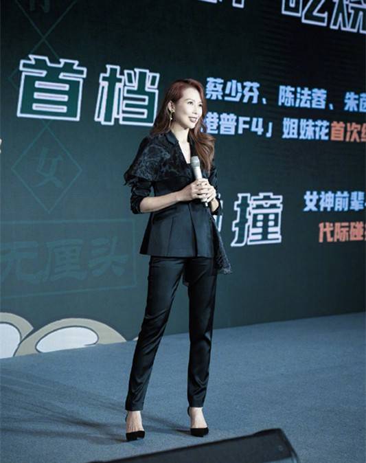染红|蔡少芬奔五年纪也“叛逆”，染红发配橘色西装，又潮又酷不输00后