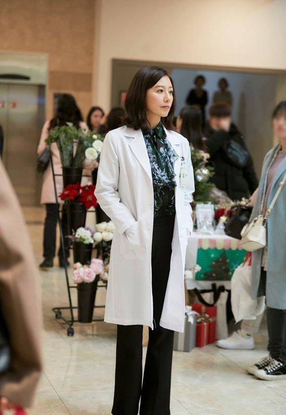 身材|这“婆娘”吃了防腐剂？53岁穿小吊带拍杂志从容优雅，看不出年龄