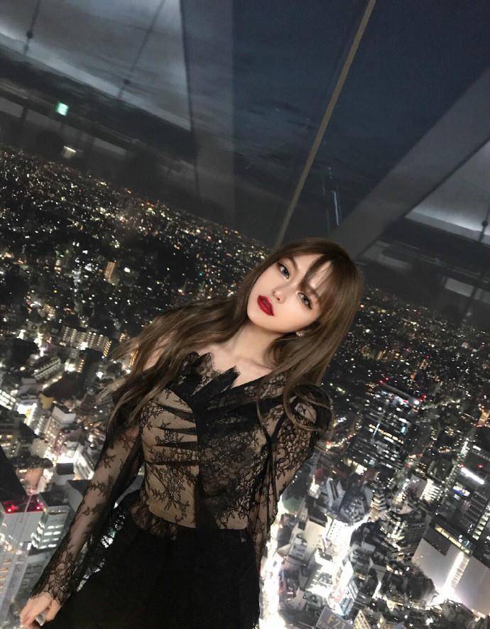 黑色|罗志祥管不住小9岁女友？连时尚连俏皮衫都敢穿，还再次撞脸Lisa