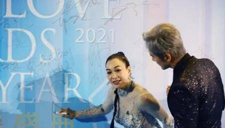 老公|钟丽缇和差十二岁老公在一起可不显老,肉感身材太撩人,成熟妩媚