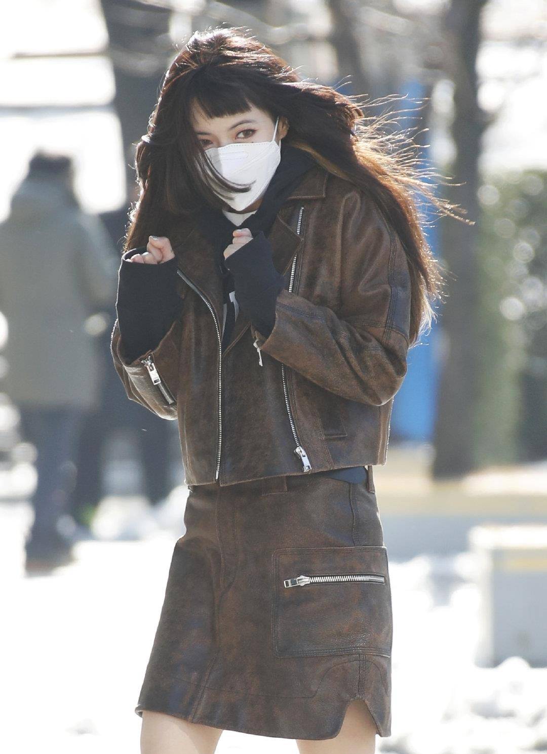 下半身|路人镜头下的泫雅真美，大冷天穿半身皮裙秀细腿，好身材藏不住