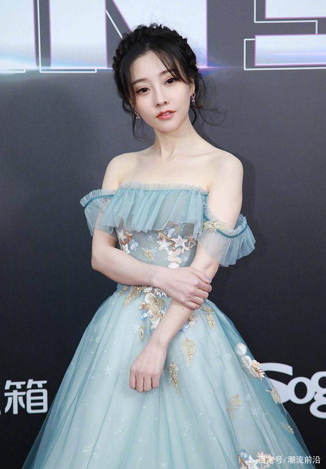 仙女|冯提莫火了后真不低调！穿一字肩仙女裙走红毯，都瘦成大头娃娃了