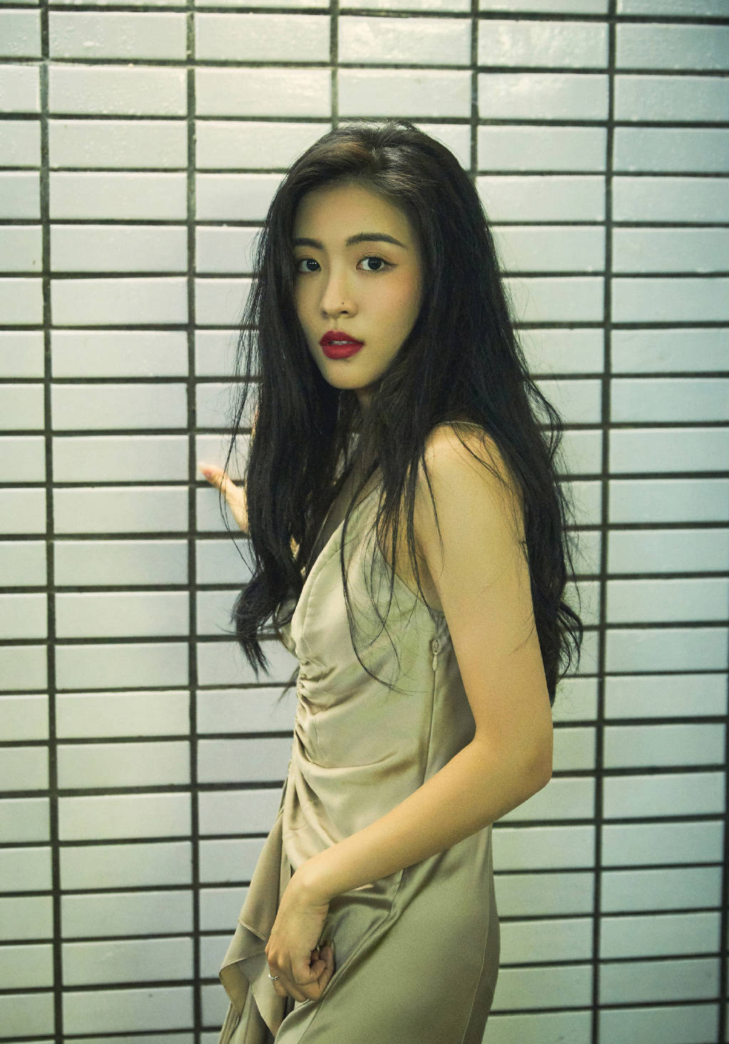 孙芮snh48总决选夺冠后现身 连衣裙搭开衫温柔靓丽