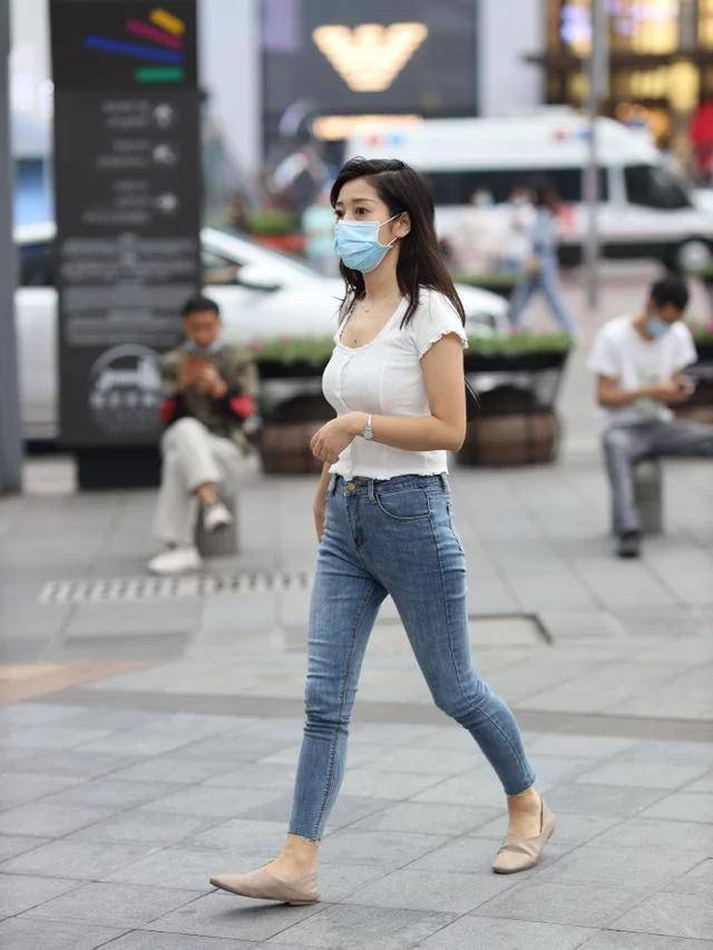 身材|小白裤穿出减龄又显年轻的效果，可以试试糖果色的上衣