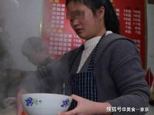 每碗|新婚夫妻卖“另类小吃”生意火爆，每碗配3根筷子，原因让人汗颜
