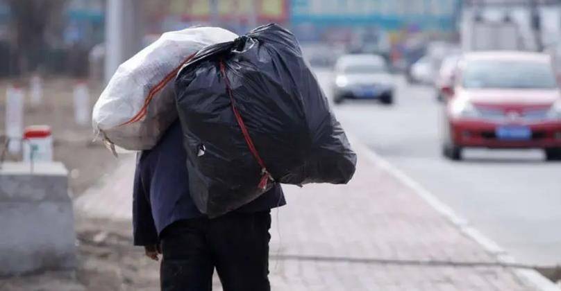 乔四的金牌打手当年叱咤风云现在沦为流浪汉拾荒度日