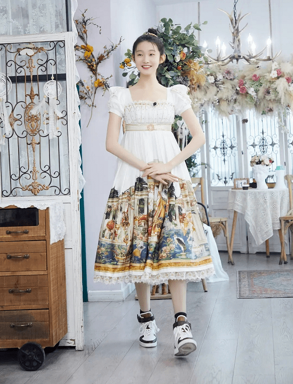 洛丽塔|有种“特殊”叫张艺凡穿洛丽塔，别人都是搭小皮鞋，她非要玩另类