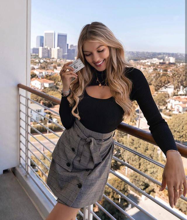 胸部|显胸装是高手级别的穿搭，关晓彤一试果然诱人，吸睛时髦适合夏日