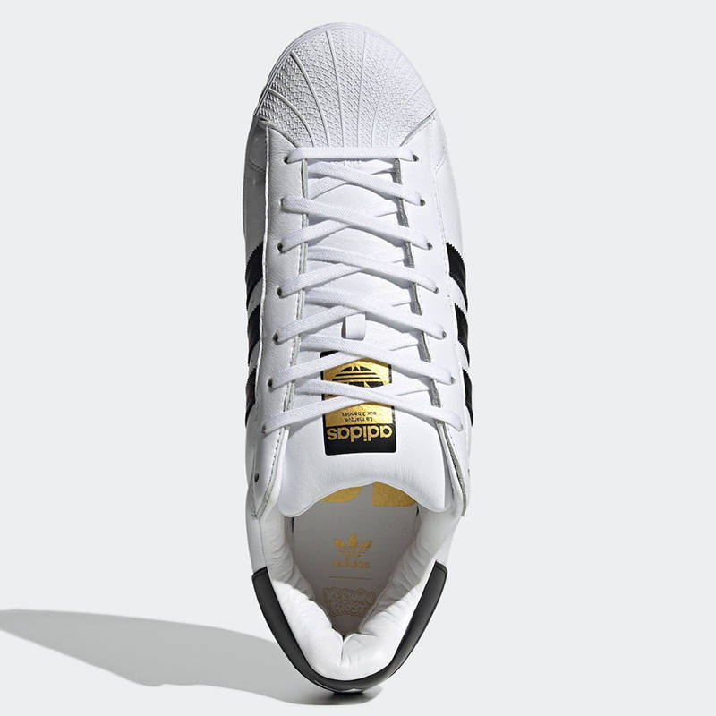 的设计|三叶草「龅牙鞋」实物曝光！网友：求求来点阳间的…