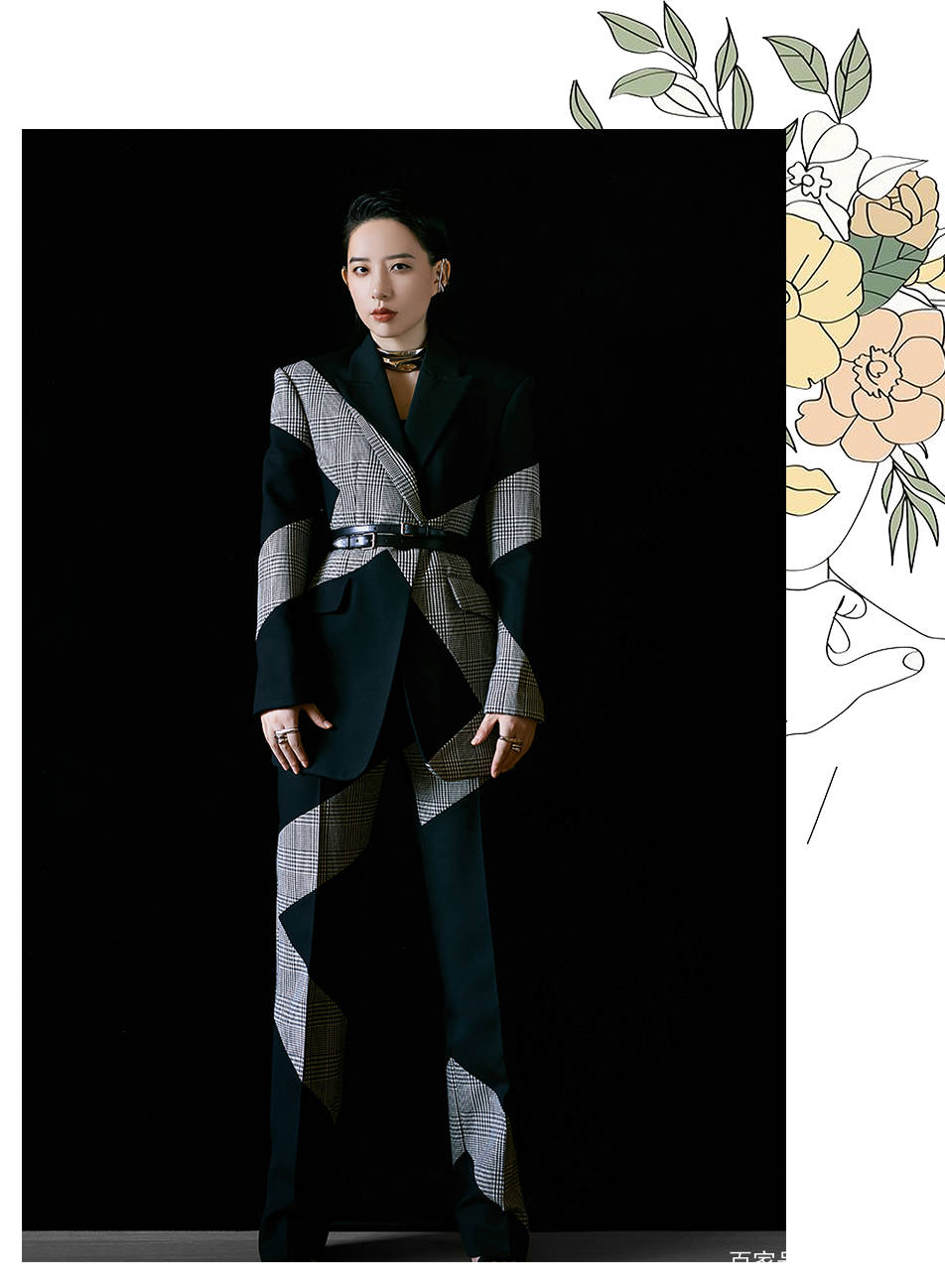 带着|穿铅笔裙的高圆圆一点儿没变，戚薇的娃娃裙是lucky的吧？