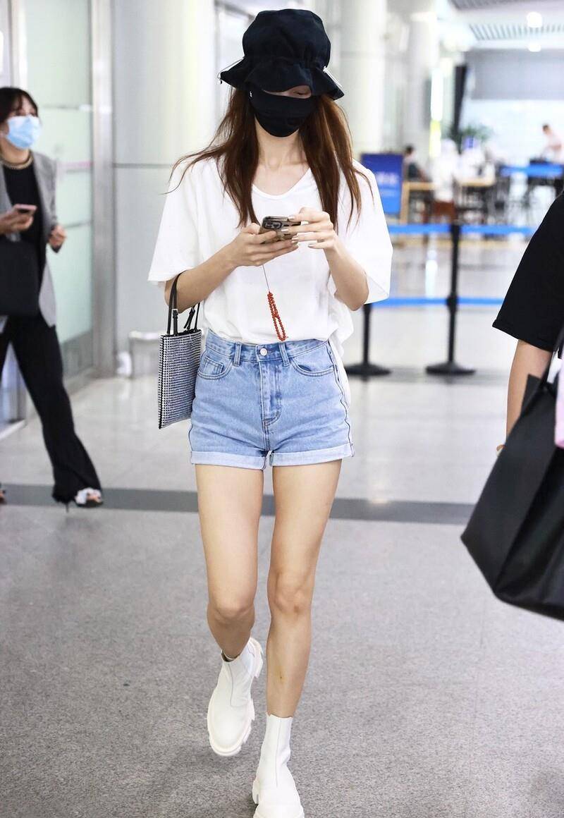 身材|金晨的造型时髦多变，在机场也穿得很洋气，一双拖鞋6千多真够豪