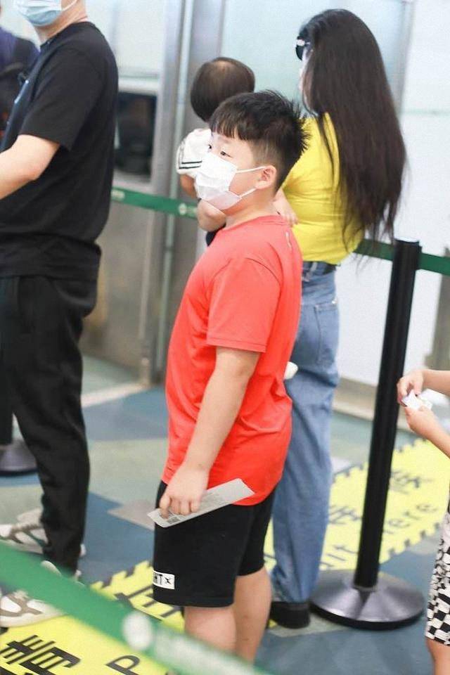 冉莹颖|冉莹颖带娃走机场，紧身T恤配破洞牛仔裤，露出“妈妈背”好真实